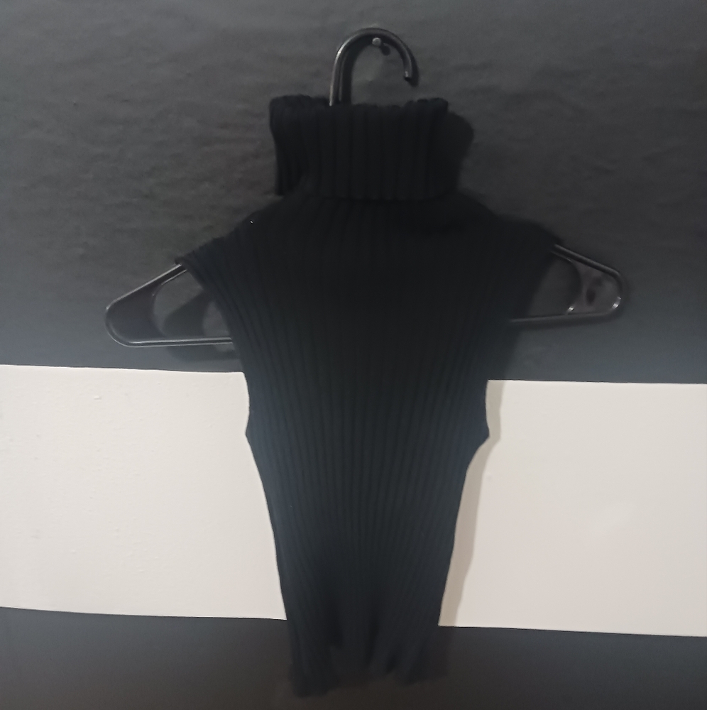 Women stretchable ribbed turtleneck sleveless Black top - Picture 6 of 8